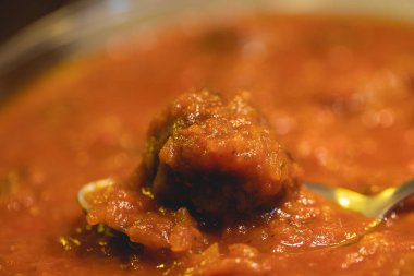 Kaşık domates soslu leziz köfte manzarası.