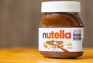 Tahtada küçük bir Nutella kavanozu. Kakaolu fındık kreması. Tatlı yemek. Brezilya, 03 / 01 / 2024