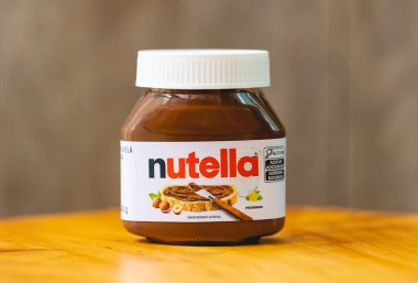 Tahtada küçük bir Nutella kavanozu. Kakaolu fındık kreması. Tatlı yemek. Brezilya, 03 / 01 / 2024