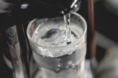 Bulanık arkaplanda bir bardak su