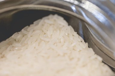 Cam kavanozdaki beyaz pirincin yakın görüntüsü