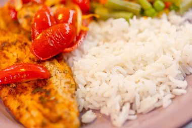 Domatesli kızarmış tavuk eti ve haşlanmış pilav. 