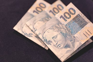 Yakın plan fotoğraftaki Brezilya banknotları. 100 reais. Brezilya ekonomisi ve finans.