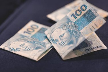 Yakın plan fotoğraftaki Brezilya banknotları. 100 reais. Brezilya ekonomisi ve finans.