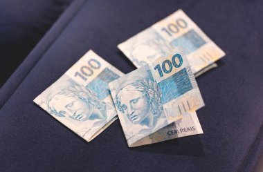 Yakın plan fotoğraftaki Brezilya banknotları. 100 reais. Brezilya ekonomisi ve finans.