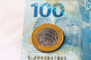 Brezilya Real Note ve Coin. 100 reais ve 1 reais. Yakın çekim..