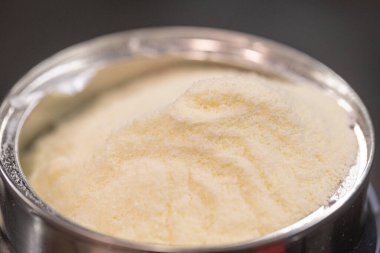 Bir kutu süt tozu. Makro görünüm