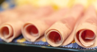 Sandviçler için dilimlenmiş jambon ve peynir dilimleri, yakın çekim. 