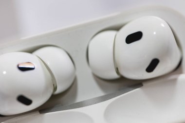 Brezilya - 24 Şubat 2024: Yeni hava podları profesyonelinin kapatılması, etkin gürültü kesme ve şeffaflığı içeriyor