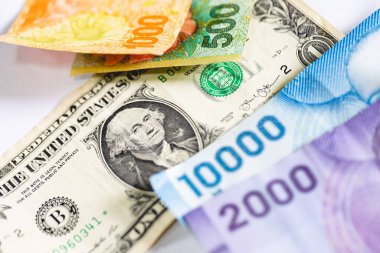 Şili Pezosu ve bir dolarlık banknot.