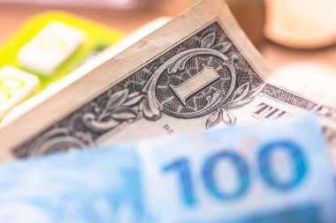 Brezilya Emlak ve Amerikan Doları. Yakın çekim fotoğrafçılığı. Brezilya ekonomisi, döviz kuru ve enflasyon.