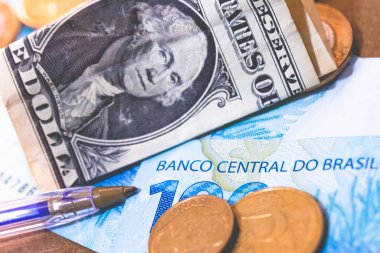 Gerçek banknotlar, madeni paralar ve Amerikan Doları. Brezilya ekonomisi, döviz kuru ve enflasyon.