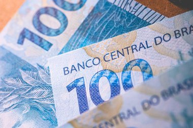 Brezilya 'da makro fotoğrafçılıktan 100 real değerinde gerçek banknotlar. Brezilya ekonomisi, finans, vergi ve enflasyon.