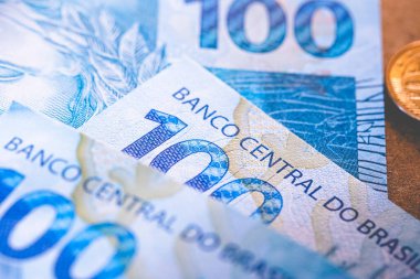 Brezilya 'da makro fotoğrafçılıktan 100 real değerinde gerçek banknotlar. Brezilya ekonomisi, finans, vergi ve enflasyon.