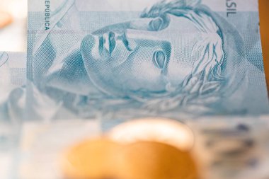 Brezilya yığını Gerçek banknotlar ve paralar, ahşap masaya yakın çekim