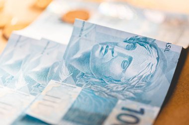 Brezilya yığını Gerçek banknotlar ve paralar, ahşap masaya yakın çekim