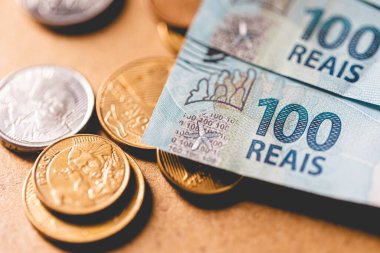 Brezilya yığını Gerçek banknotlar ve paralar, ahşap masaya yakın çekim