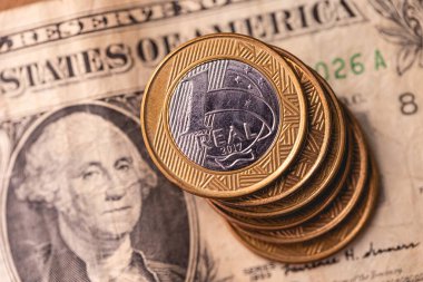 Amerikan doları banknotlu gerçek para yığını, yakın plan. 