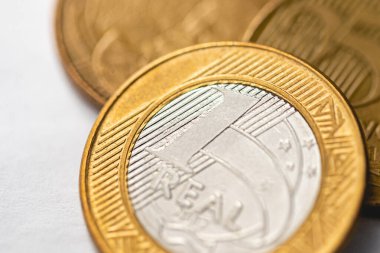 Beyazın üzerinde izole edilmiş hakiki paralar grubu 