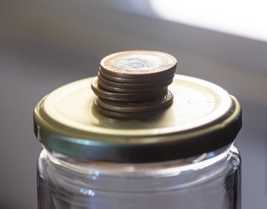 Cam kavanozdaki kumbarada bir yığın gerçek para. Finans, yatırımlar, enflasyon ve Brezilya ekonomisi. Brezilyalı Real, BRL. 