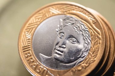 Brezilyalı Real, BRL. Cam kavanozdaki kumbarada bir yığın gerçek para. Maliye, yatırımlar, enflasyon ve Brezilya ekonomisi.