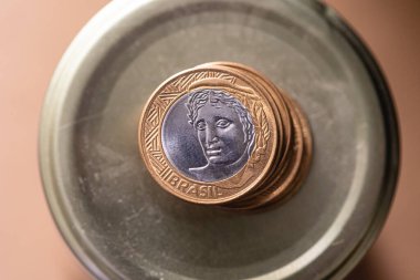 Brezilyalı Real, BRL. Cam kavanozdaki kumbarada bir yığın gerçek para. Maliye, yatırımlar, enflasyon ve Brezilya ekonomisi.