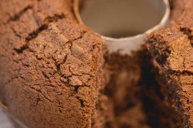 Kalıpta ev yapımı çikolatalı kekin yakın görüntüsü