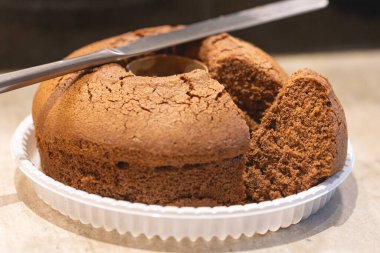 Üstünde bıçak olan dilimlenmiş çikolatalı pasta.