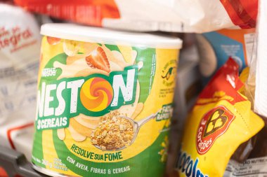 Kahvaltı için paketlerdeki çeşitli tahılların yakın görüntüsü