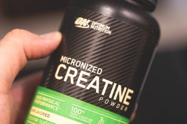 Brezilya - 12 Eylül 2024: Olimpiyat sporu beslenme kreatin monohidrat tozu kavanozu.  