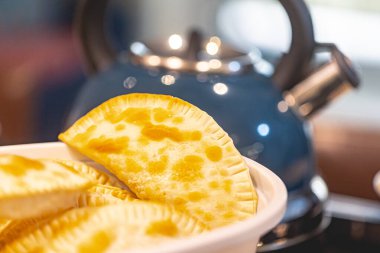 Bulanık arkaplanda eti olan altın çizmeler 