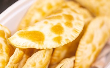 Bulanık arkaplanda altın et çizgileri olan tabağın yakınlaştırılması 