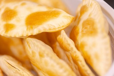 Bulanık arkaplanda altın et çizgileri olan tabağın yakınlaştırılması 