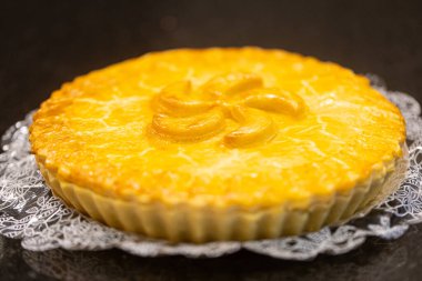 Taze pişmiş altın turta dantel örtü üzerinde oturuyor.