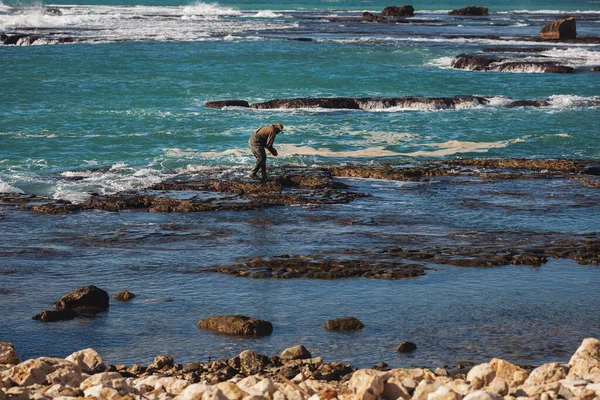 Homem Está Pescando Uma Rocha Costa Rochosa Pescador Chapéu Passeio — Fotografia de Stock