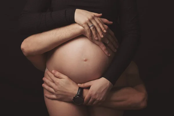 妊娠中の女性と夫が手を取り合い 妊娠中の女性の中で赤ん坊を抱いている両手 家族の愛 父母の家庭生活妊娠生活 新しい赤ん坊を期待して — ストック写真