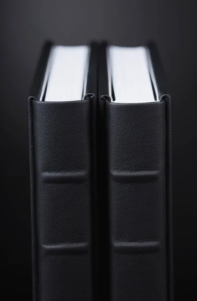 Een Prachtige Leren Gebonden Boeken Tegen Een Zwarte Achtergrond Twee — Stockfoto