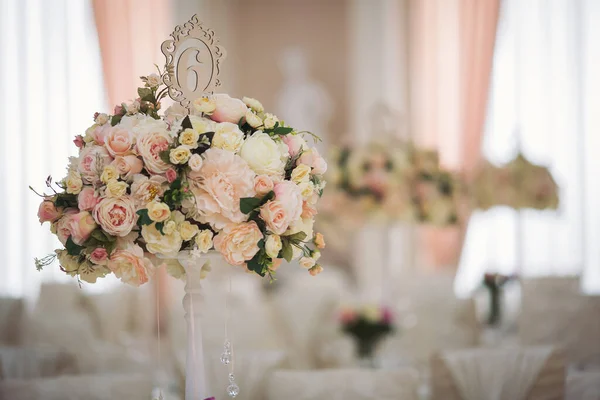 宴会だ ゲストのための結婚式のテーブル カトラリー 花で提供し テーブルクロスで覆われています パステル調の色合いで古典的な結婚式のためのスタイリッシュな結婚式の装飾 結婚式の日のテーブルの上の美しい花 — ストック写真