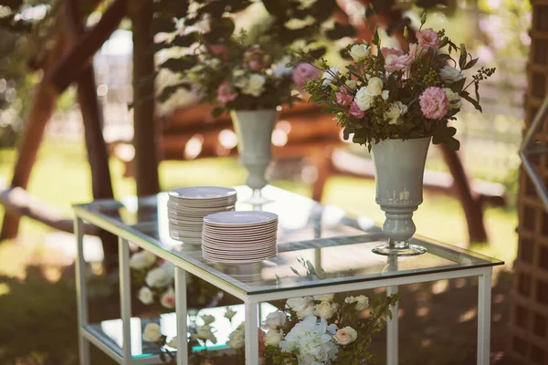 Banquete Mesa Boda Para Invitados Con Platos Blancos Flores Elegante — Foto de Stock