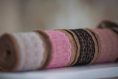 Arka planda doğal renkli çuval bezi şeritleri var. Hediye paketi için keten kurdele. Doğal malzeme. Sıfır kayıp. Plastiksiz. Çevre dostu kavram.