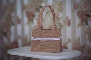 Jute Halat Çantası, Sepet, Doğal Jute Twine Bag, Sepetler, Ev ve Dekor için Tığ işi eko kutular, Mavi arka planda el yapımı izole edilmiş. Tekrar kullanılabilir bir alışveriş çantası. Doğal malzeme. Sıfır kayıp. Plastiksiz.