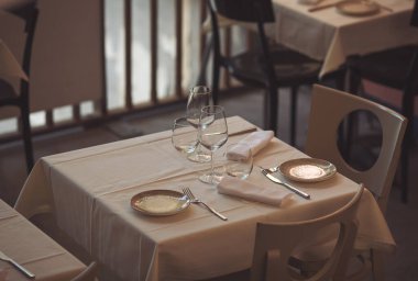 İtalya 'daki açık hava restoranı. Kafede boş bardaklar var. Arka planda güzel bir İtalyan caddesi var. Yemek, seyahat ve tatil konsepti. Lokantaya hazırlanıyorum. Monterosso 'da küçük bir teras, Cinque Terre..