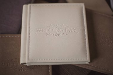 Kahverengi deri ciltli düğün fotoğrafları. Düğün fotoğrafı defteri, albüm aile albümü. Kabartmalı fotoğraf kitapları ve hakiki deriden bir kapak. Profesyonel bir fotoğrafçı ve tasarımcının hizmetleri. 