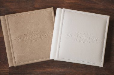 Kahverengi deri ciltli düğün fotoğrafları. Düğün fotoğrafı defteri, albüm aile albümü. Kabartmalı fotoğraf kitapları ve hakiki deriden bir kapak. Profesyonel bir fotoğrafçı ve tasarımcının hizmetleri. 
