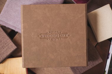 Kahverengi deri ciltli düğün fotoğrafları. Düğün fotoğrafı defteri, albüm aile albümü. Kabartmalı fotoğraf kitapları ve hakiki deriden bir kapak. Profesyonel bir fotoğrafçı ve tasarımcının hizmetleri. 