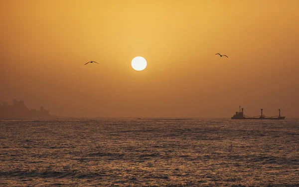 Afgelegen Koopvaardijschip Varen Een Open Middellandse Zee Bij Zonsondergang Tanker — Stockfoto