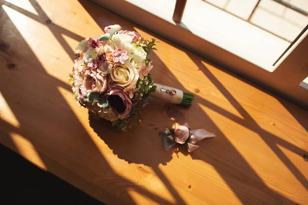 Elegante Buquê Casamento Estético Com Sombras Luz Solar Janela Noiva — Fotografia de Stock