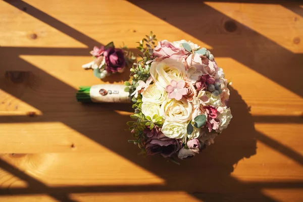 Elegantes Ästhetisches Hochzeitsstrauß Mit Sonnenlicht Schatten Auf Dem Fenster Braut — Stockfoto