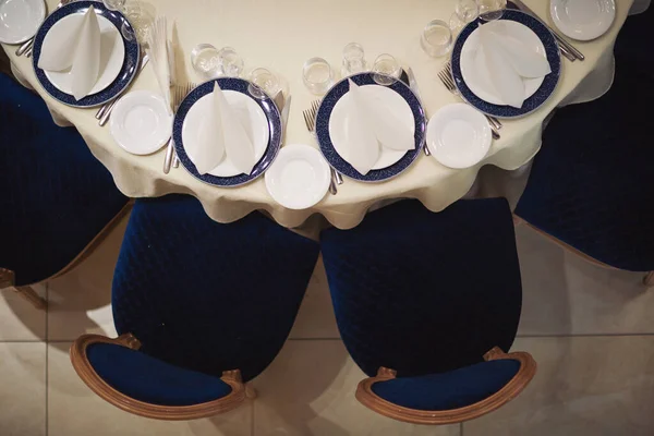 为客人准备了精美的圆形餐桌盛宴 用空盘子 玻璃杯 餐巾装饰的圆形餐桌 精致的餐桌 — 图库照片