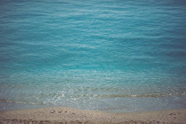 Kumlara Tatlı Tatlı Dokunan Deniz Dalgaları Kayalık Dağları Akdeniz Berrak — Stok fotoğraf